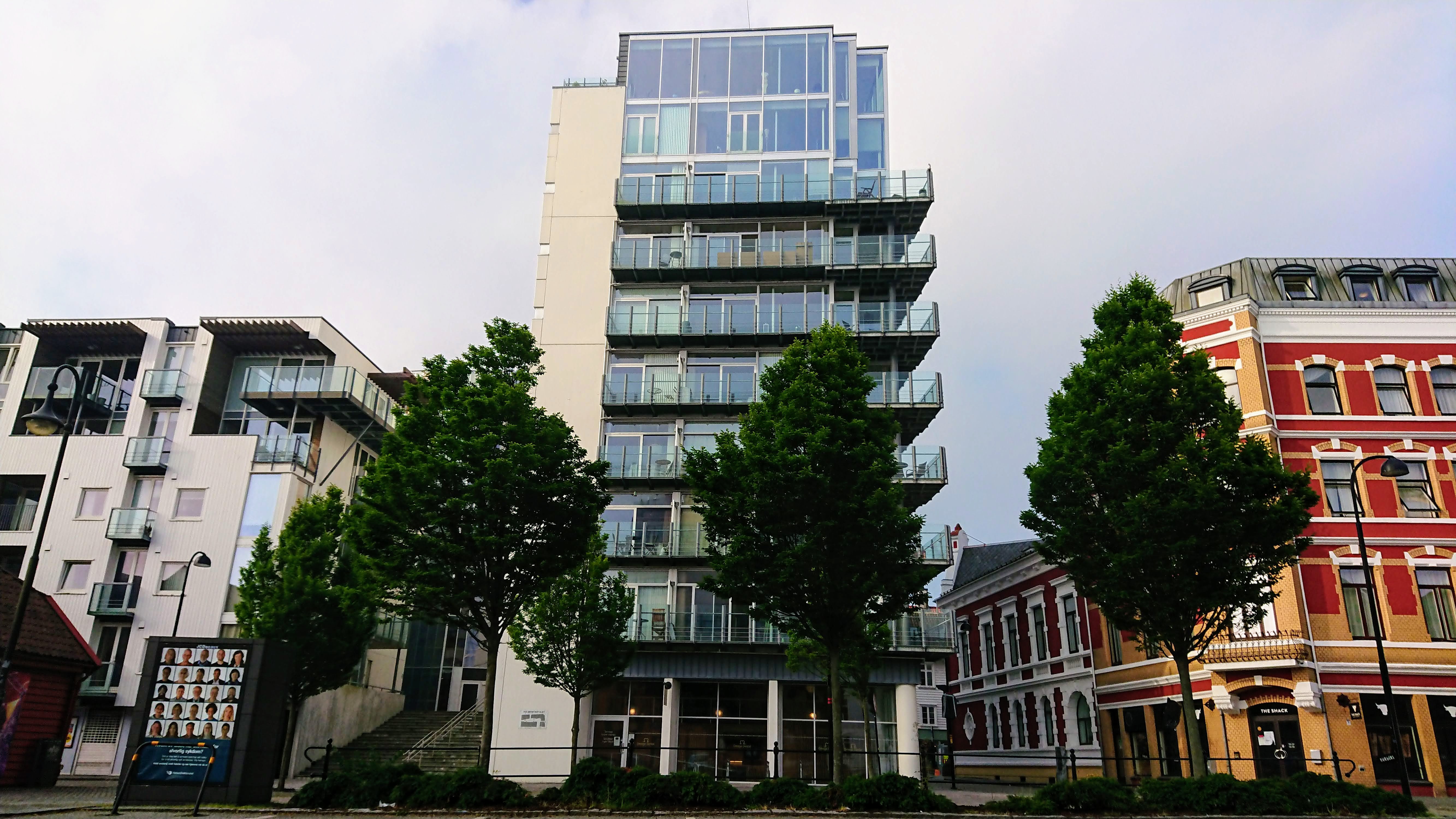 Bygningen hvor Omega Dental holder til, sett fra gaten i Stavanger